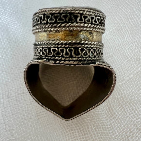 Antique Afghan Tribal Carnelian Saddle Ring – 19th‑20th C. Heart‑Shaped Band - Picture 3 of 13